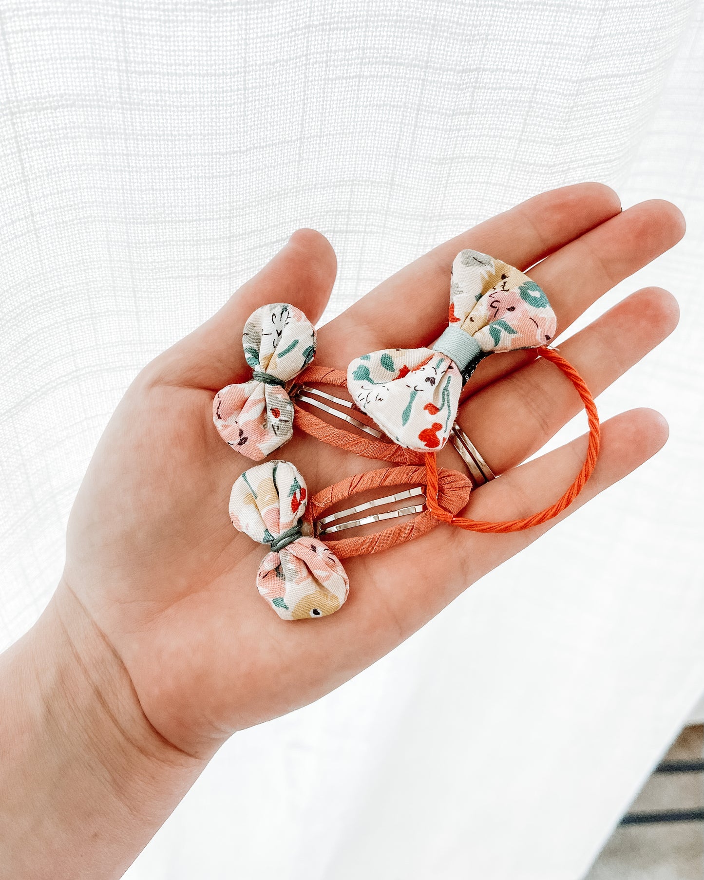 Peachy Festive Bows